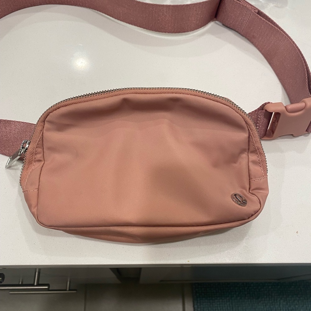 Lululemom everywhere bag pastel pink,